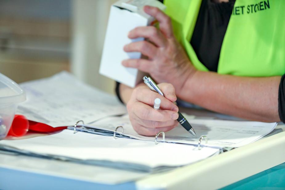 Verzorgende IG deelt medicatie uit