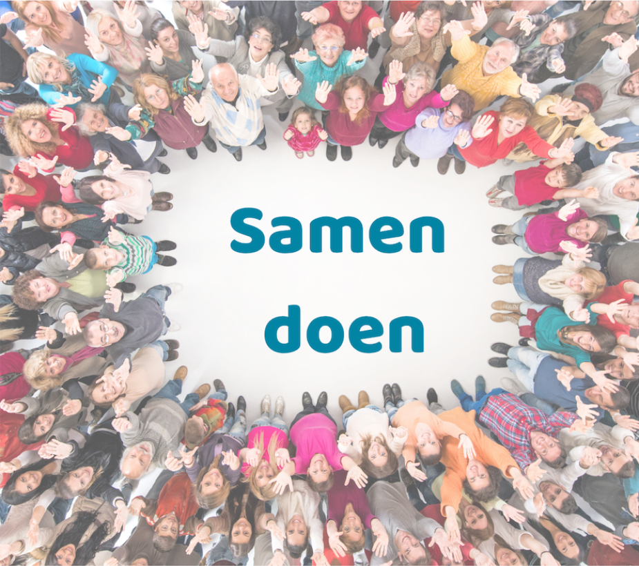 Een groep mensen samen in een kring met de tekst 'Samen Doen' erbij