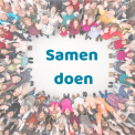 Een groep mensen samen in een kring met de tekst 'Samen Doen' erbij